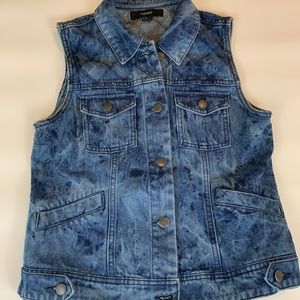 Sleeveless denim jacket.
